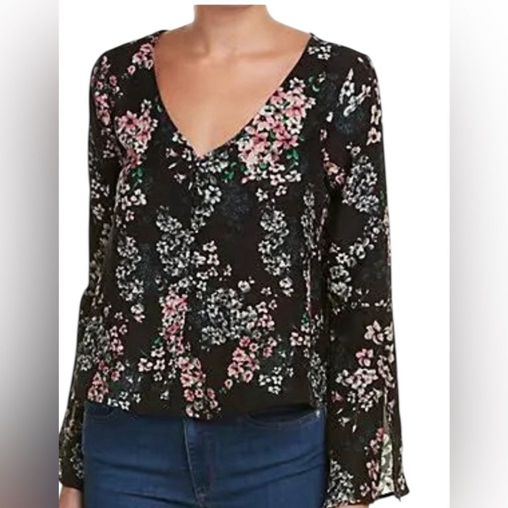 Cupcakes and Cashmere Bell Sleeve Blouse Size Small - Picture 2 of 5
